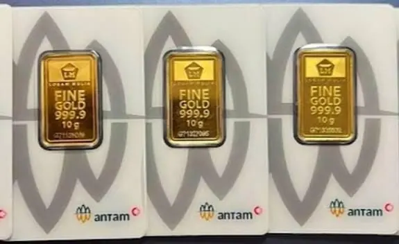 Harga Emas Antam Turun Rp42.000 per Gram di Awal Pekan